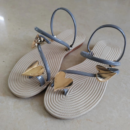 Sandales Plates Ornement Papillon Doré – Tongs Chic Femme